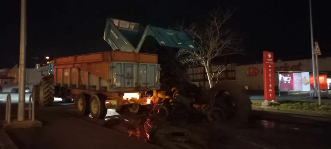 55 tracteurs déversent des pneus, des branches et des détritus à Sablé-sur-Sarthe.