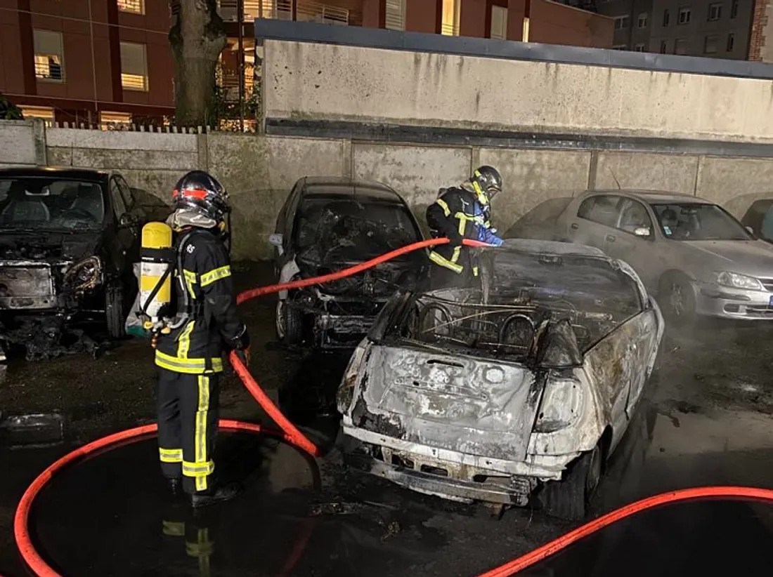 5 voitures ont brûlé vers 4h du matin ce jeudi 11 avril 2024. 