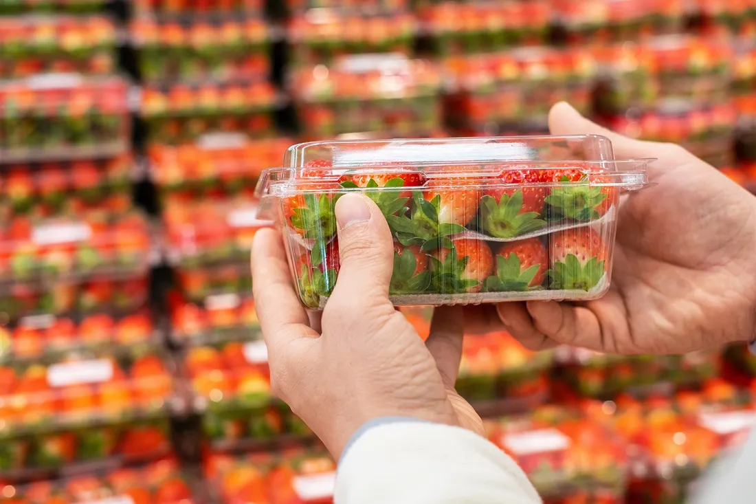 Une barquette de fraises en supermarché