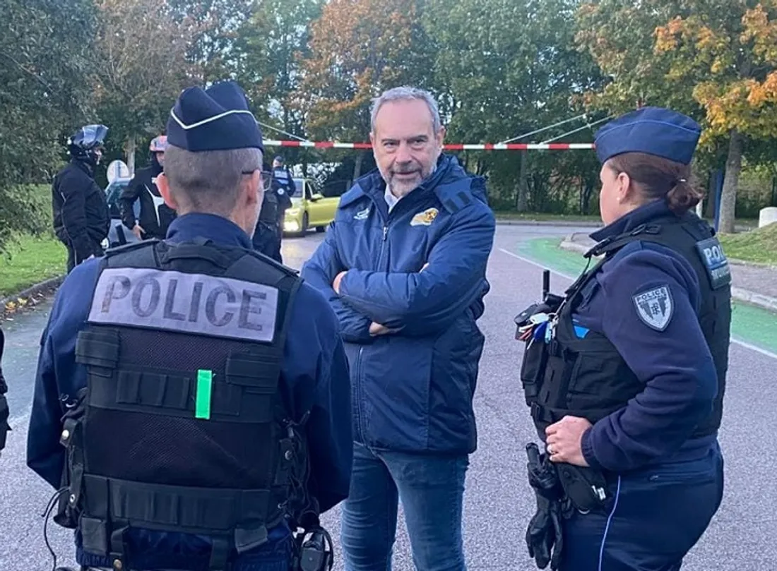 Guy Lefrand avec des policiers