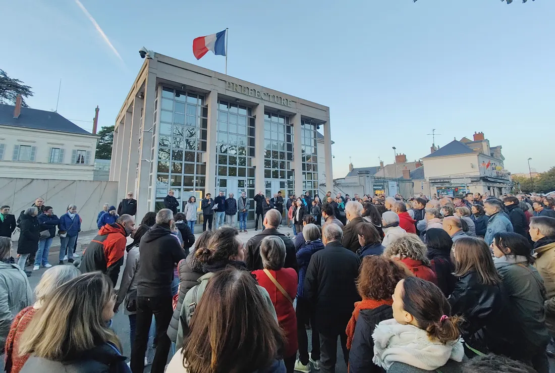 800 personnes rassemblées devant la préfecture à Blois ce lundi 16 octobre au soir.