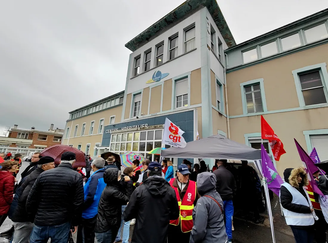 200 personnes se sont réunies devant l'hôpital de Vierzon ce jeudi 16 novembre au matin.