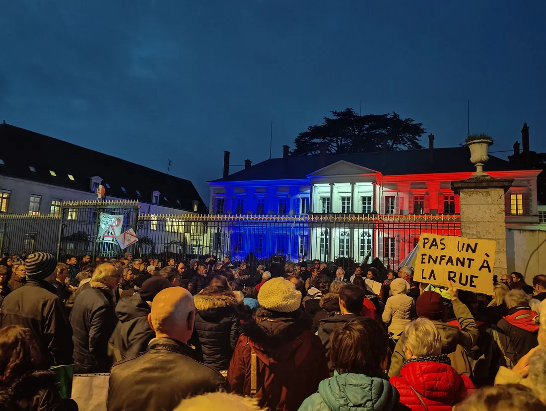 550 personnes ont répondu à l'appel du collectif Pas d'enfant à la rue à Blois ce lundi 20 novembre.