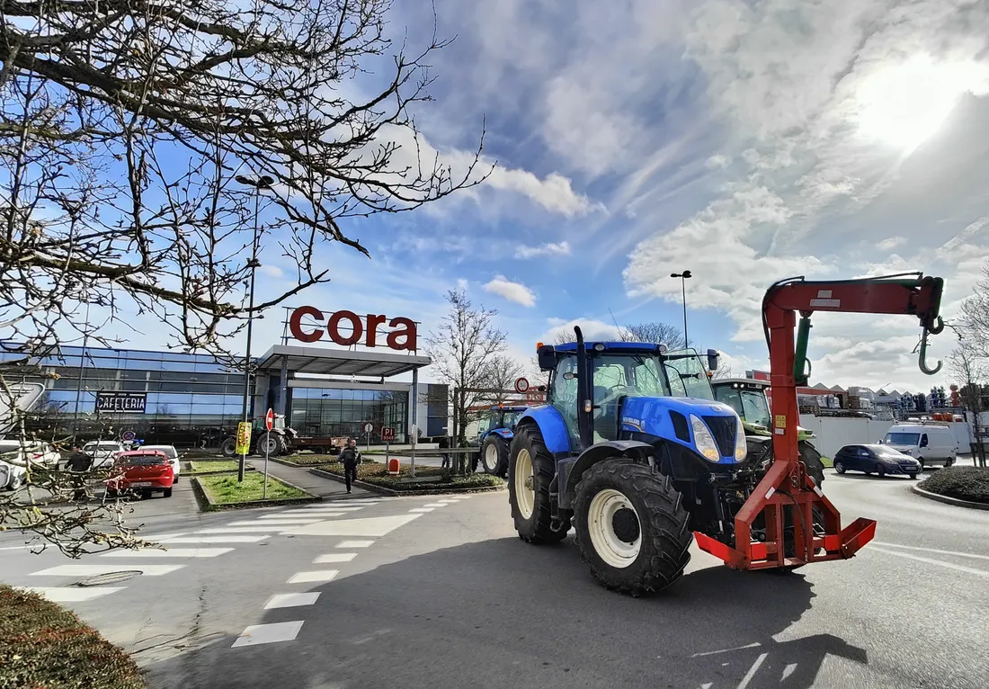 Entre quinze et vingt tracteurs stationnés au Cora de Blois 2 ce mercredi 28 février.