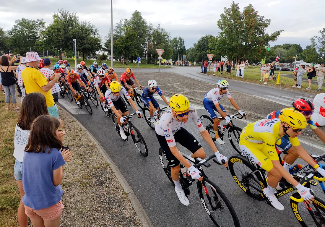 14h45, à l'heure où Tadej Pogacar fait son entrée dans Romorantin avec le peloton du Tour de France.