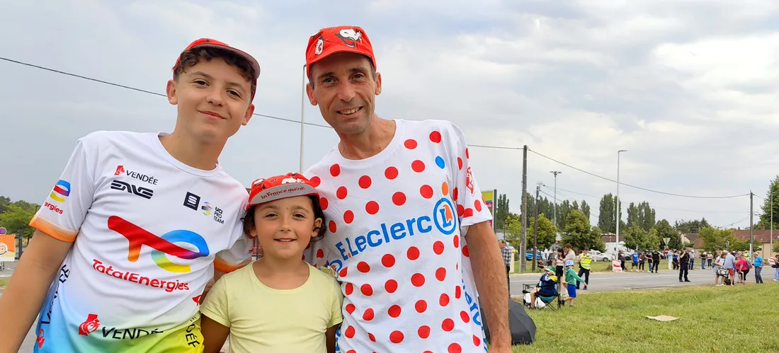 Yves à Romorantin sur la route du Tour de France, accompagné de sa fille Luna et de son fils Enzo.