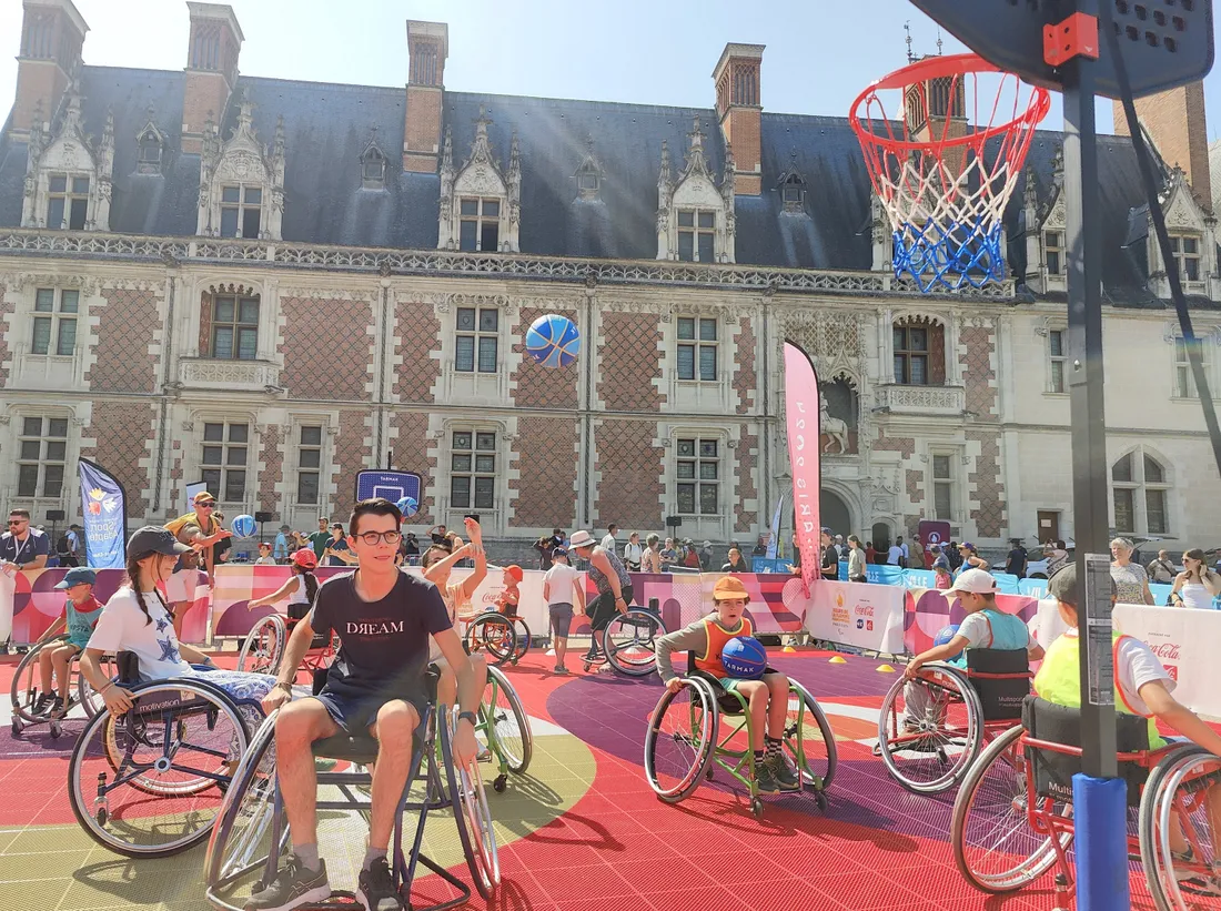 Un vrai village paralympique au pied du château de Blois en attendant la flamme !