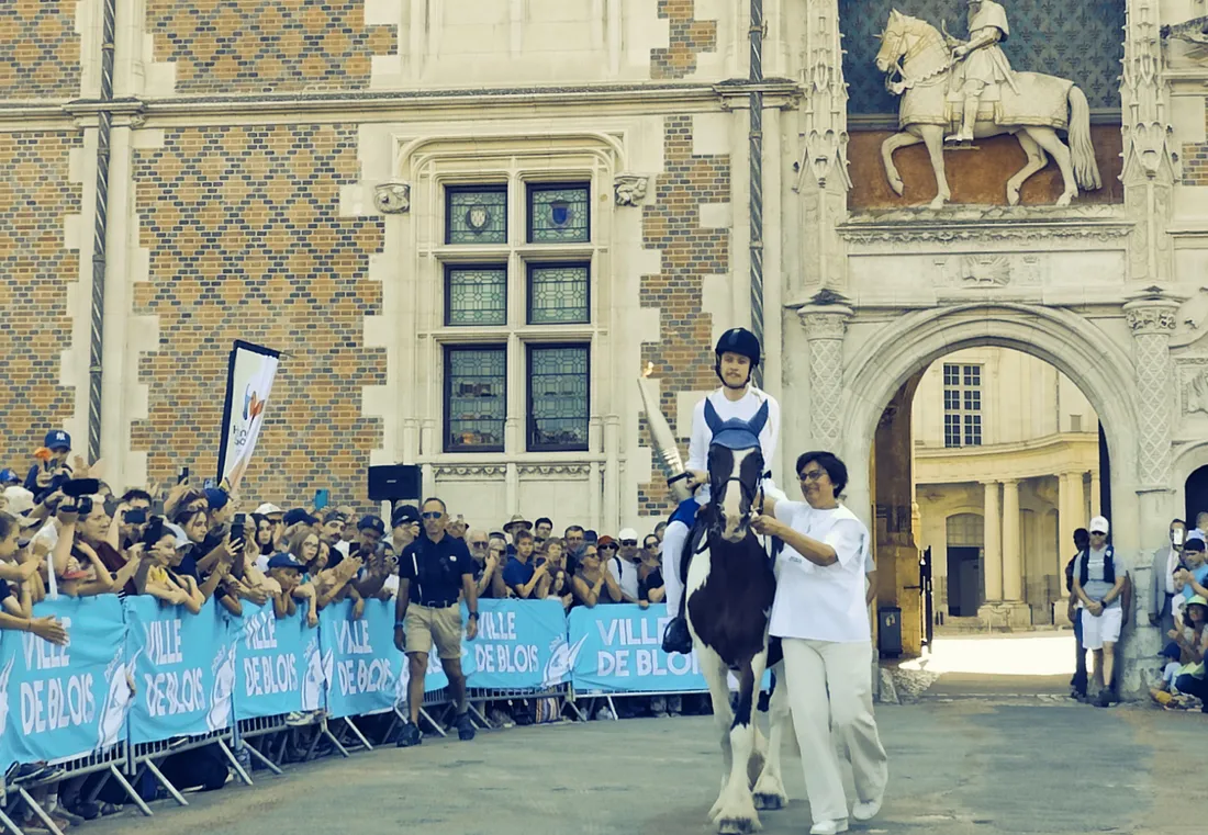 C'est à cheval qu'Adrien Laroche a débuté le relais de la flamme paralympique à Blois.