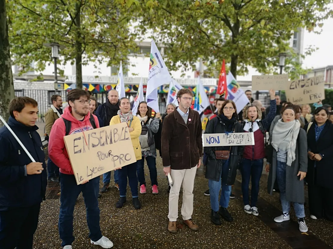 Manifestation devant le lycée Sonia Delaunay de Blois ce mardi 18 octobre.