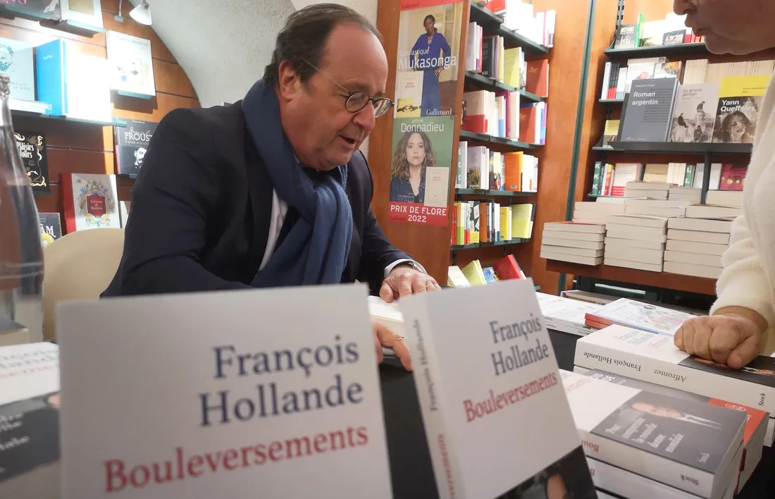 François Hollande a dédicacé son livre - Bouleversements - à des dizaines de personnes à Blois.
