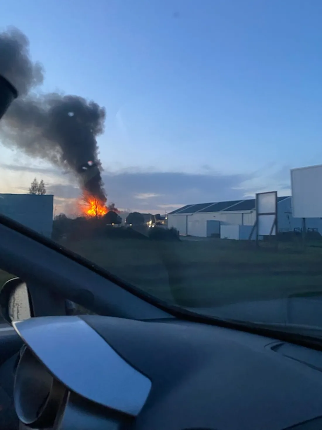 Un incendie a ravagé un bâtiment industriel à Parigné-l'Evêque.