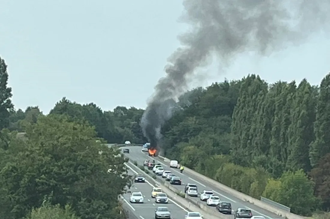 Une voiture en feu sur la rocade du Mans