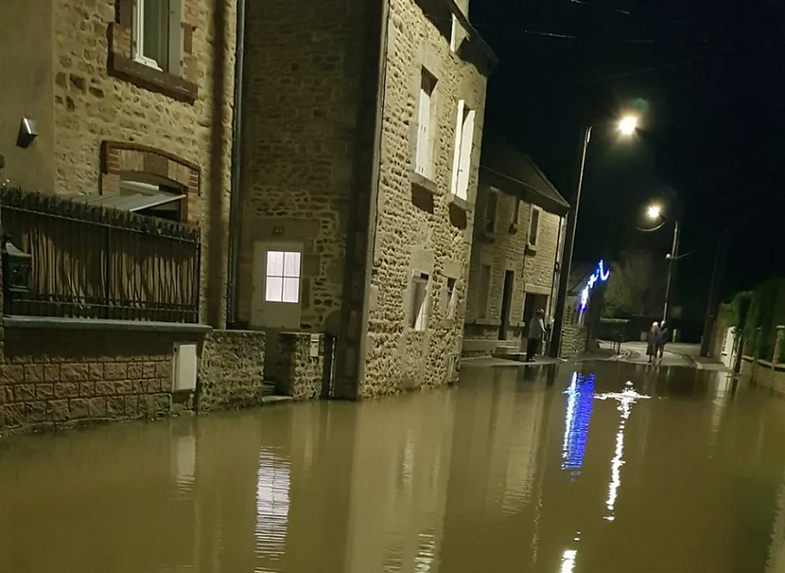 Rue inondée dans le quartier de Courteille à Alençon