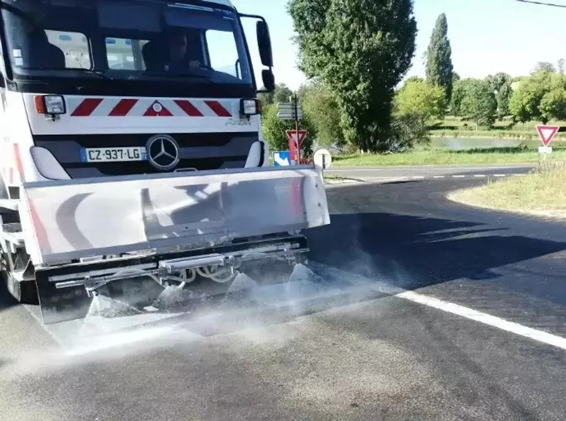 Route en cours de traitement au lait de chaux