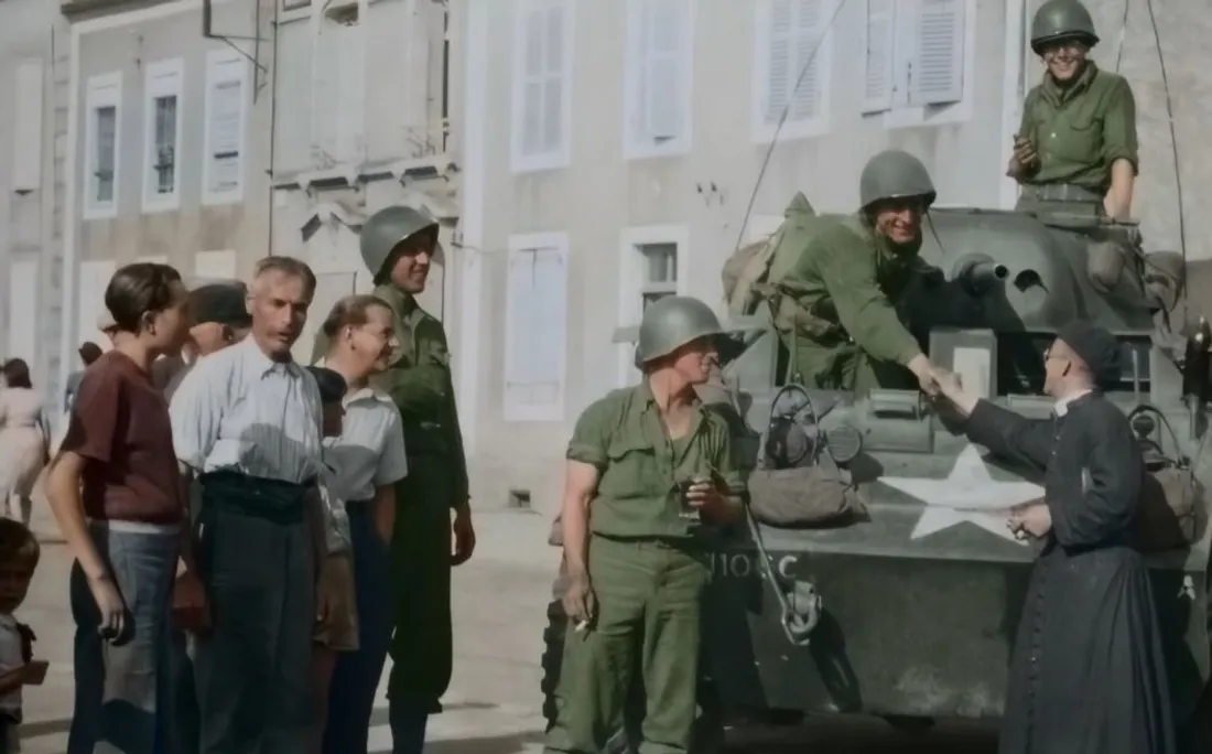 Une archive montre la Libération de Fresnay-sur-Sarthe par les Alliés.