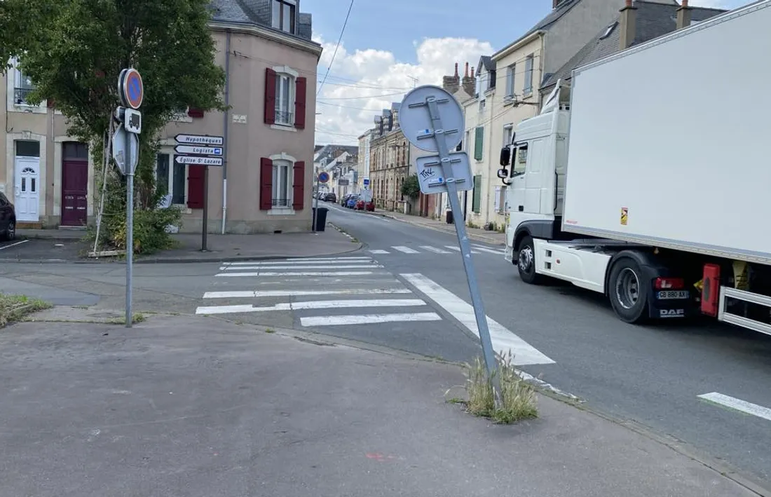 Un camion arrive sur le site Logista, au Mans