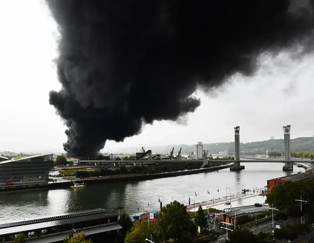 Imposante émanation de fumée depuis le site Lubrizol