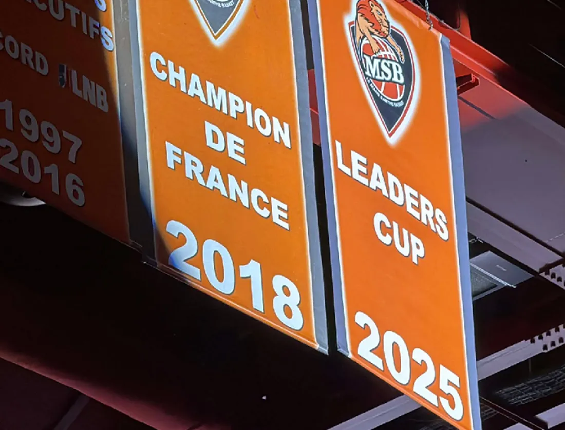 Bannière fraîchement accrochée