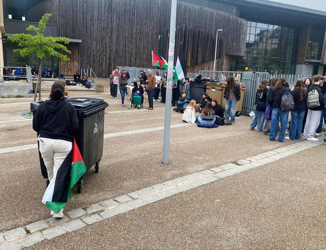 Au Mans, des élèves bloquent l'accès au lycée Bellevue