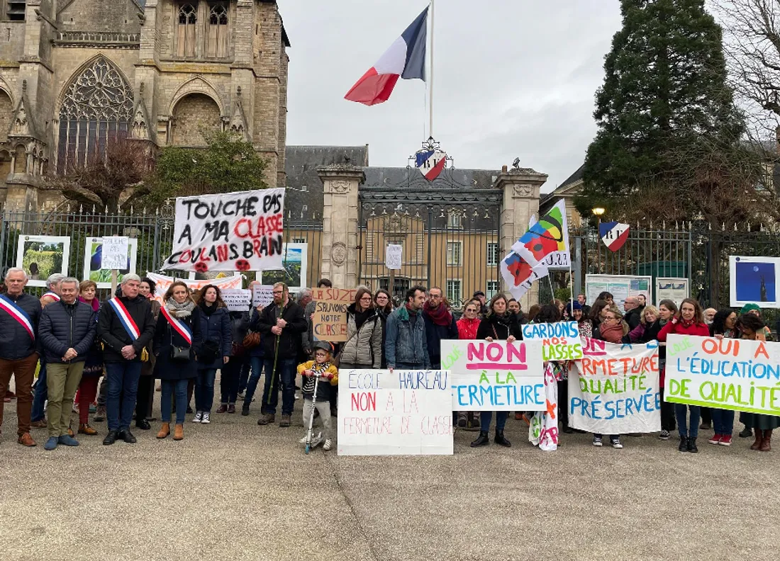 Rassemblement devant la préfecture de la Sarthe