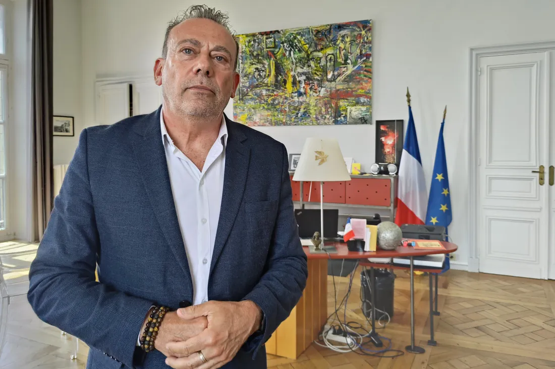 Marc Gricourt, le maire de Blois, dans son bureau de l'hôtel de ville le 5 juin 2024.