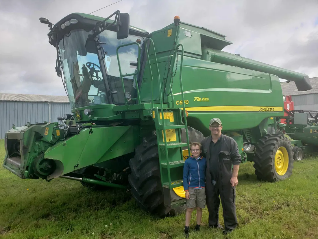 Emmanuel Boulon et son fils devant une moissonneuse 