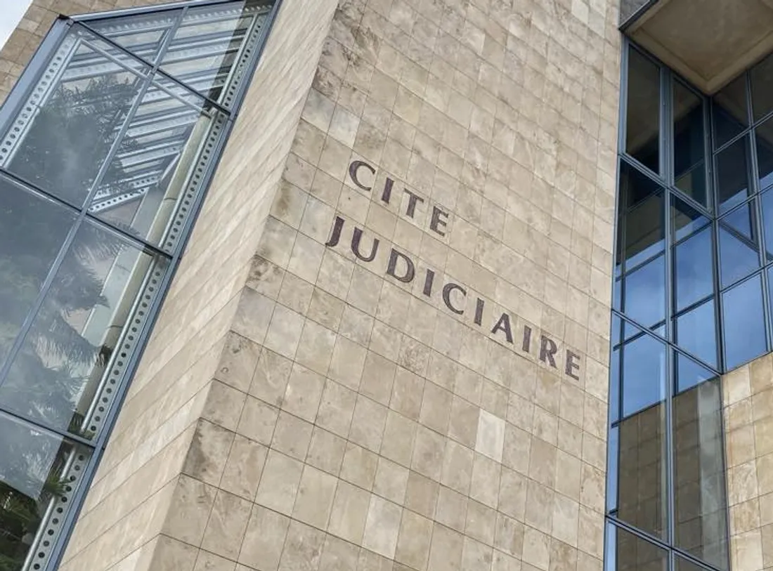 Au Mans, la cité judiciaire. C'est d'ailleurs écrit dessus.