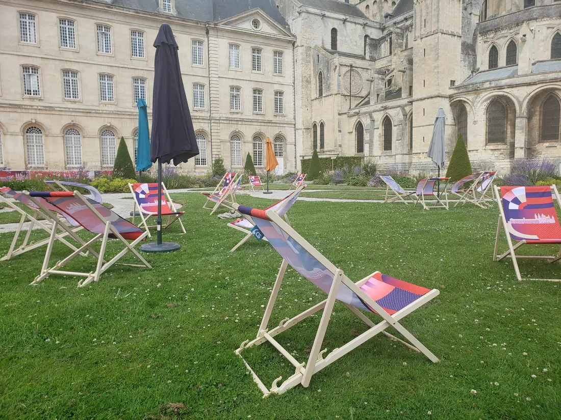 chaises longues et parasols