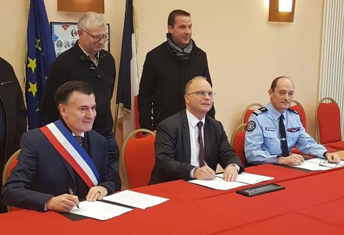 Signature à la mairie de Sougé-le-Ganelon