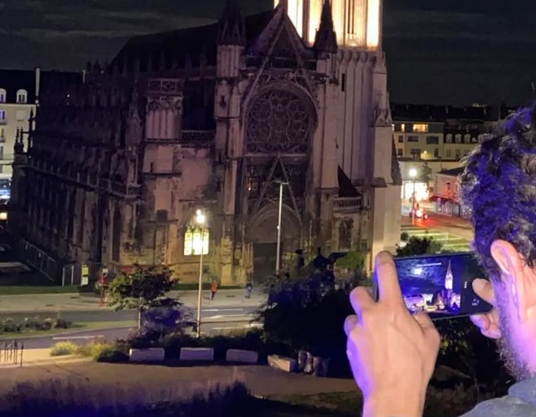 Un brave touriste photographie un clocher à Caen