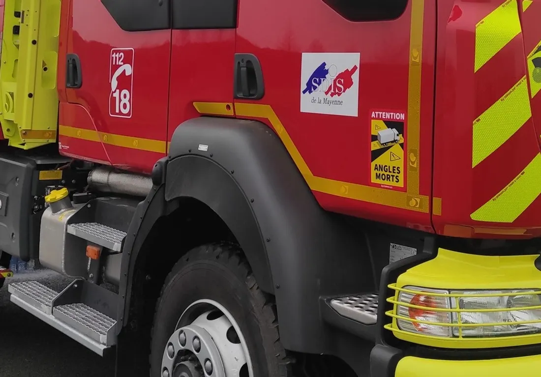 Un camion de pompiers, de couleur rouge évidemment