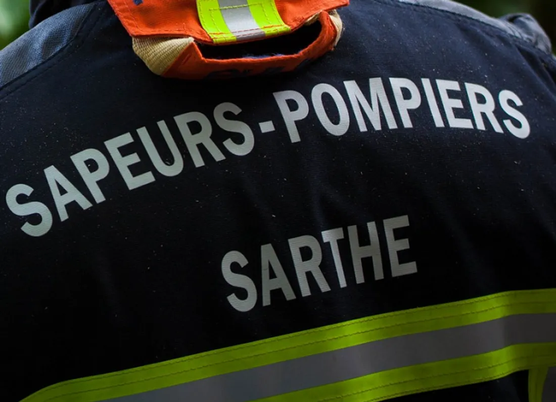 L'accident entre un poids-lourd et une voiture a fait deux blessés graves en Sarthe.