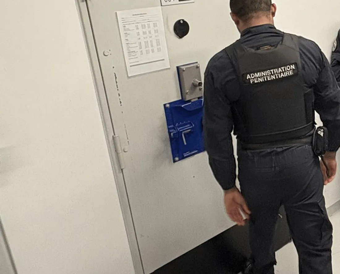 Devant une cellule de la prison de Condé-sur-Sarthe