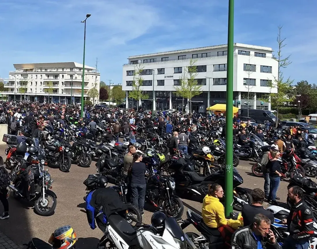 Plein de motos partout