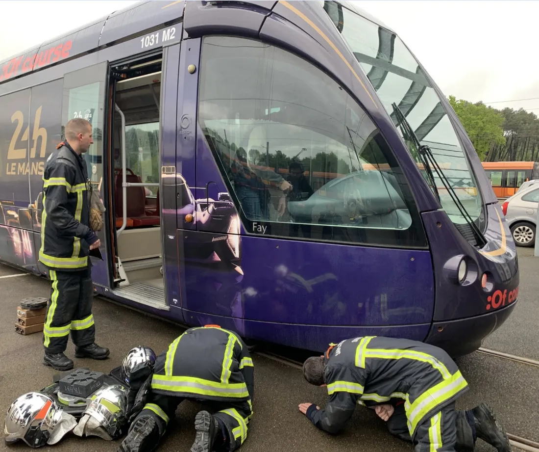 Les pompiers de la Sarthe s'entraînent en simulant un accident avec le tramway du Mans.