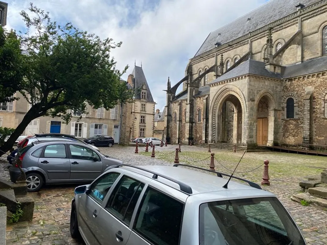 Voitures stationnées dans le vieux Mans