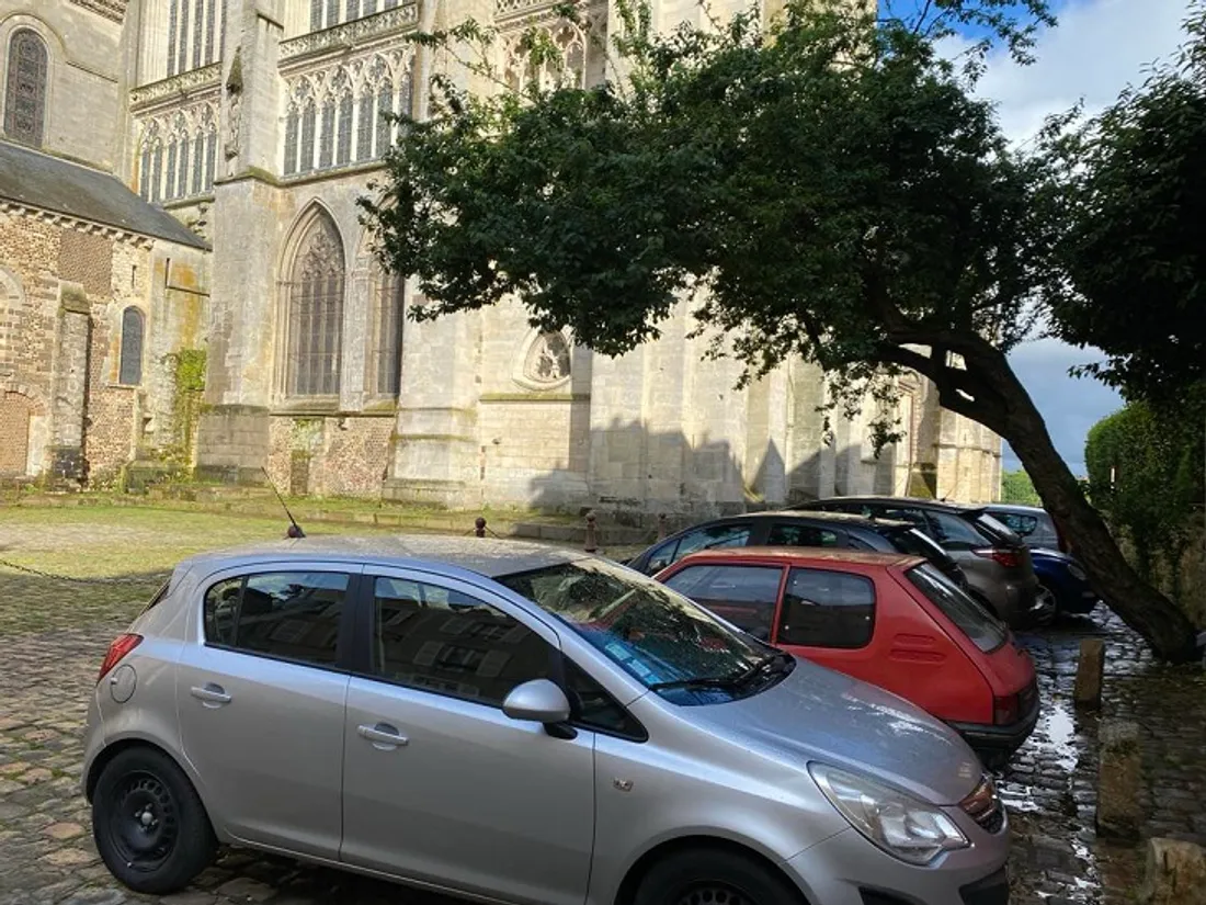Au pied de la cathédrale Saint-Julien, les riverains peuvent garer leurs voitures