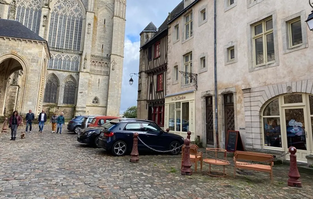 Une terrasse, avec voitures stationnées à proximité