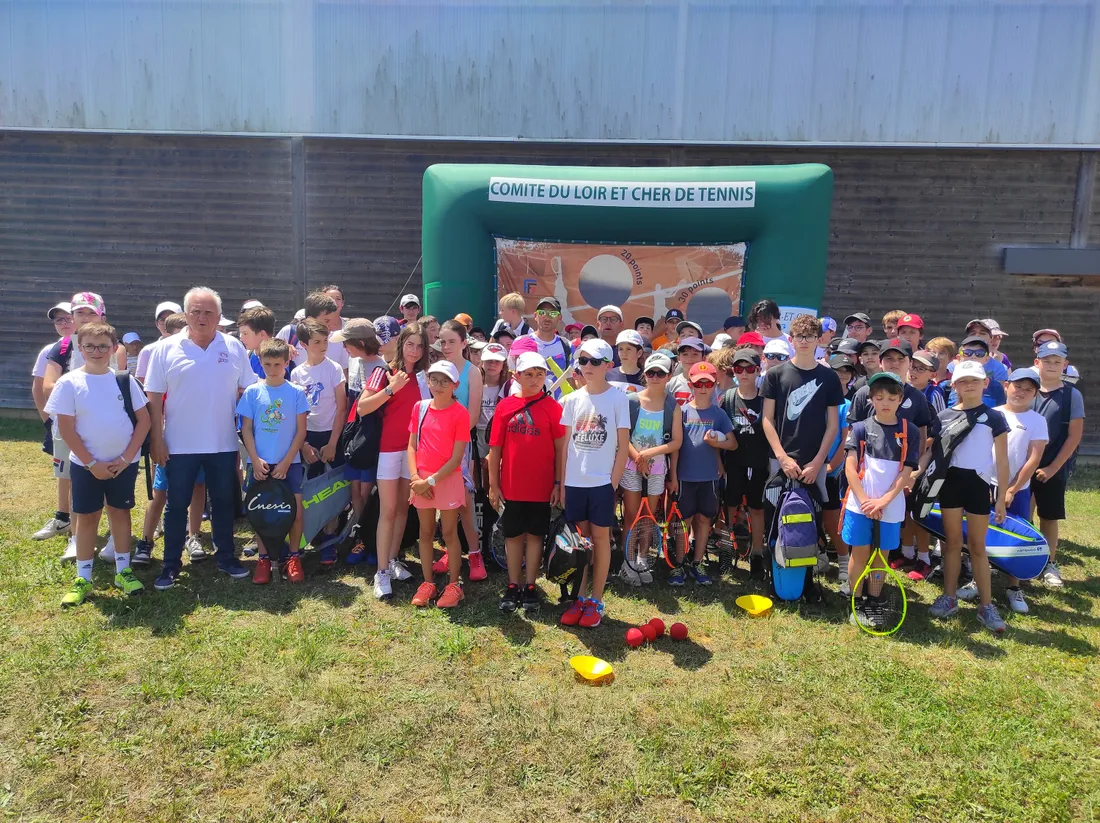 Une centaine d'enfants des clubs de tennis de Loir-et-Cher sont venus à la rencontre des joueurs.