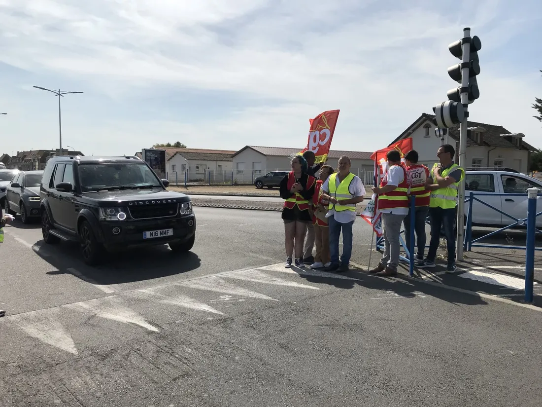 Salariés d'ISS Propreté en grève devant le Port de Ouistreham