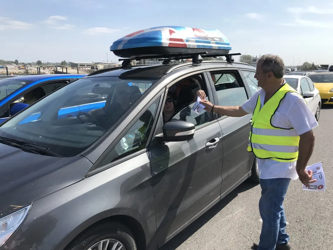 Distribution de tracts juse avant l'embarquement des véhicules dans un bateau de la Brittany Ferry