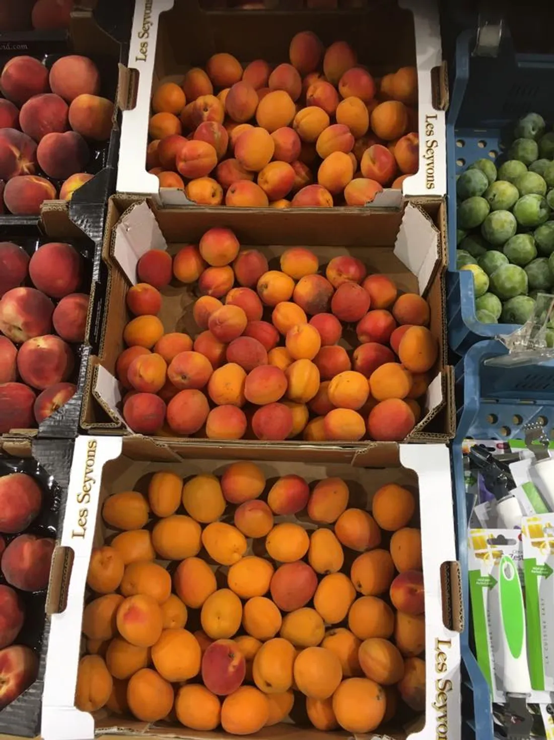 Etal de fruit avec des pêches, des nectarines et autres