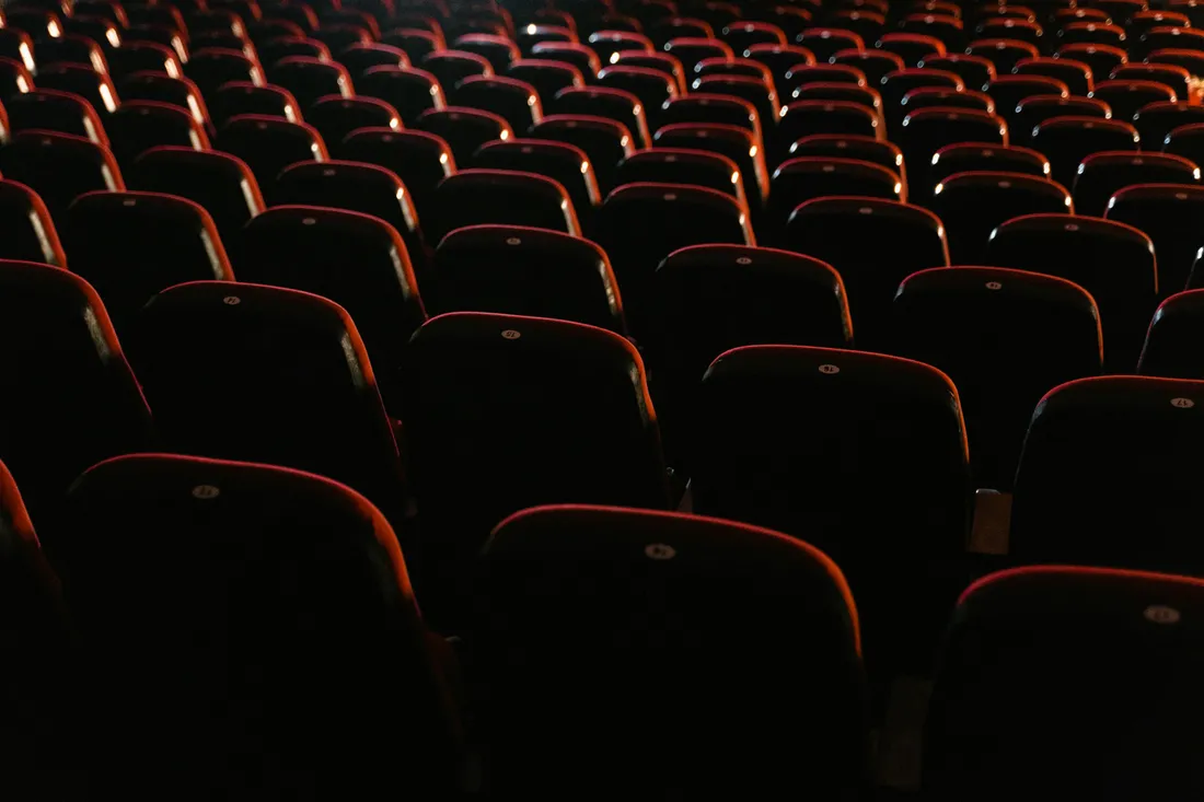 Siège dans une salle sombre