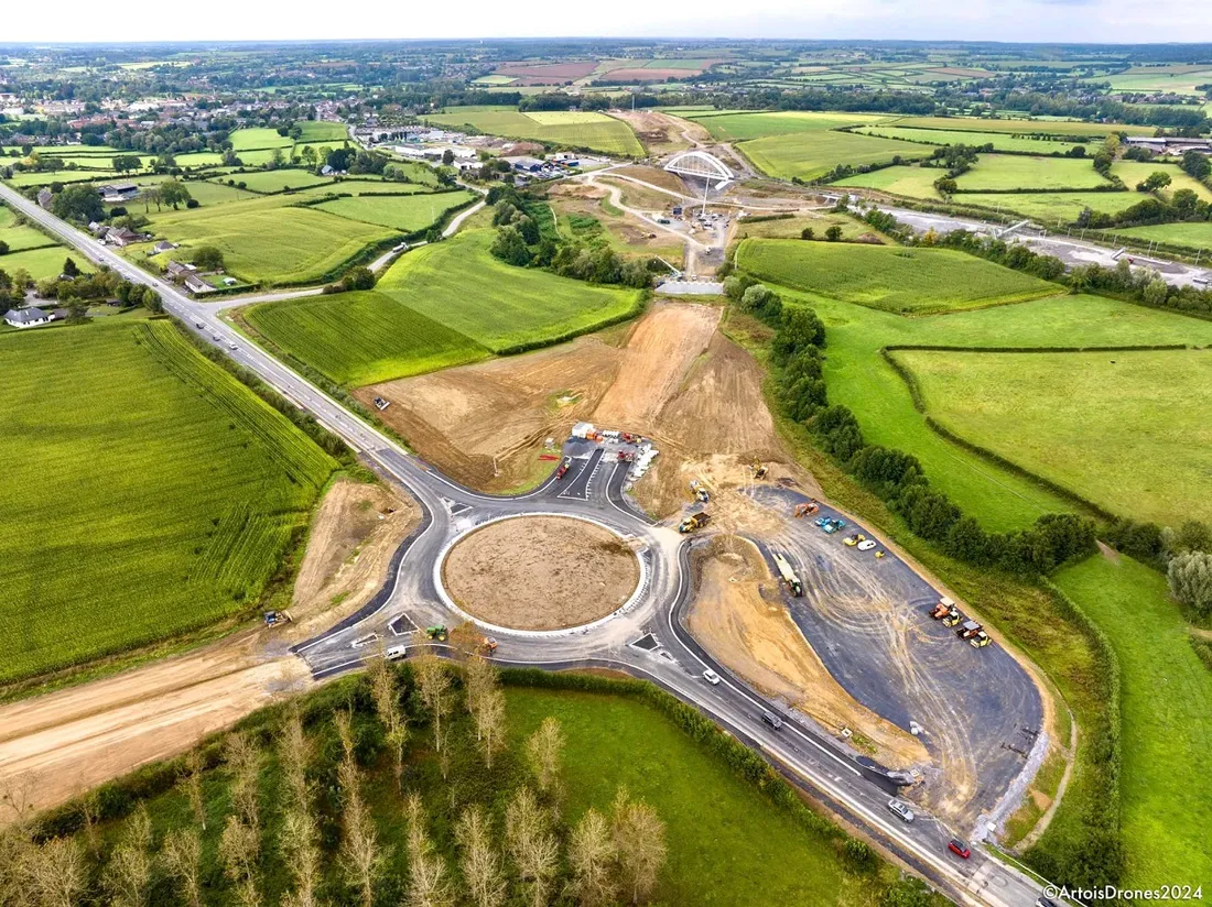 Le rond-point de la nouvelle RN2 à Avesnelles