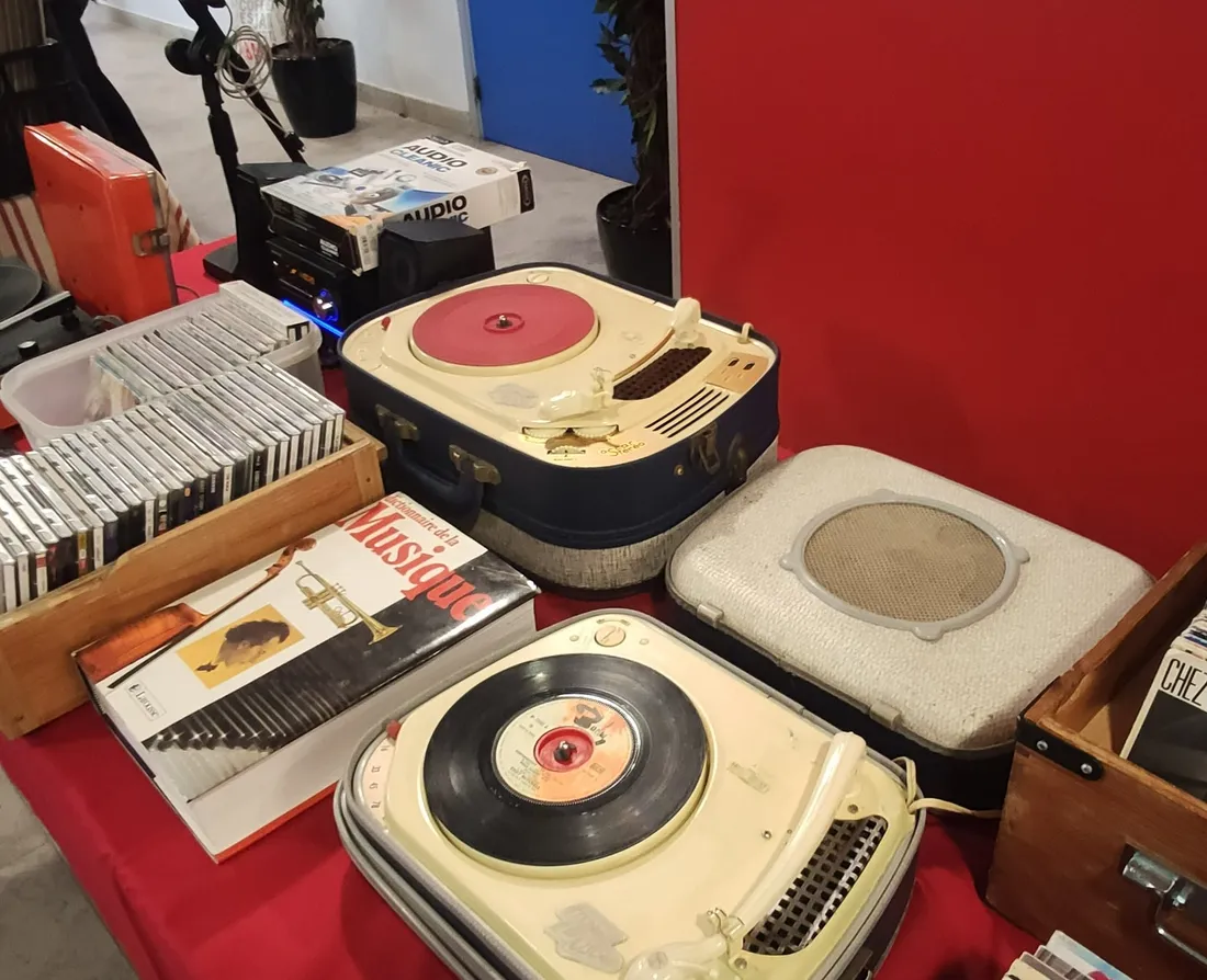 VINYL IZIKS 2.jpg (541 KB)