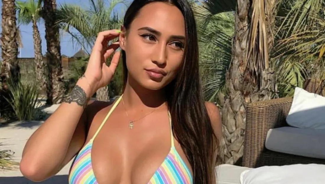 Astrid Nelsia Elle Fait Le Buzz Avec Son Maillot De Bain Mis L 