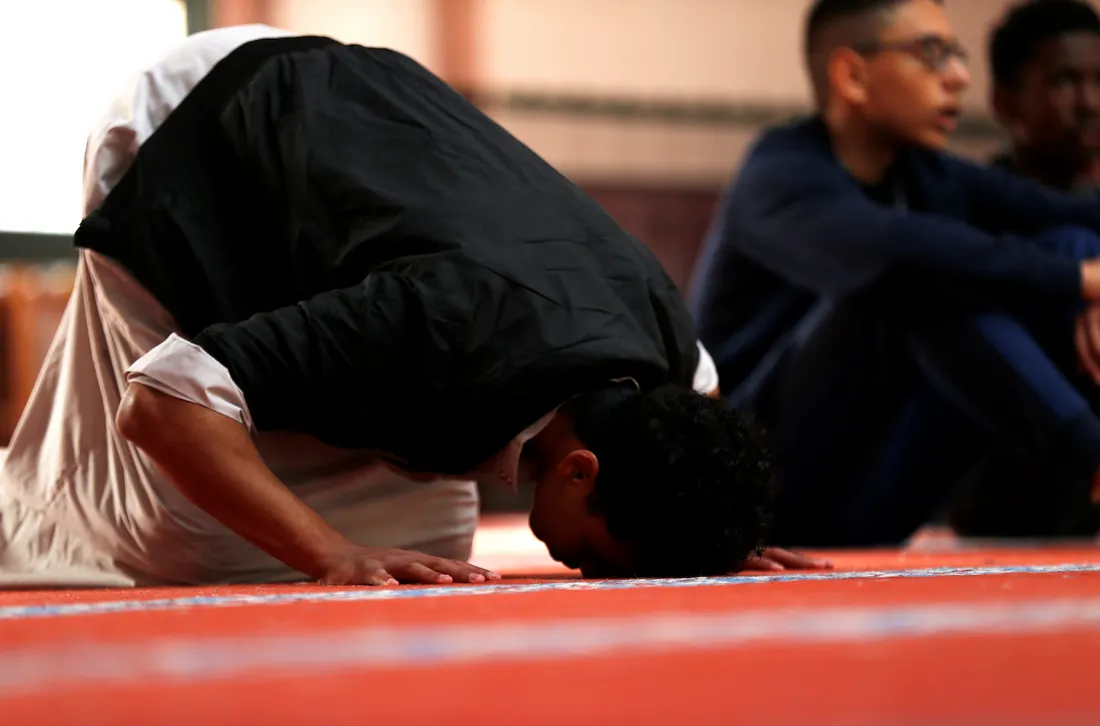 Une prière dans une mosquée. Image d'illustration.