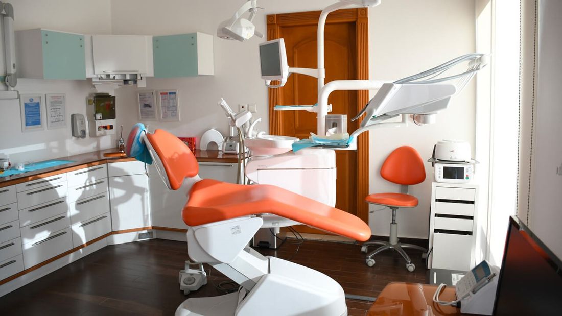 À Marseille, deux dentistes jugés pour des mutilations sur 322 patients
