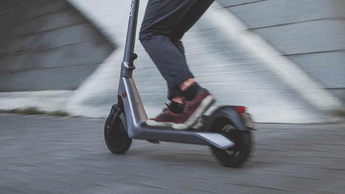 Un homme en trottinette électrique sur l’autoroute