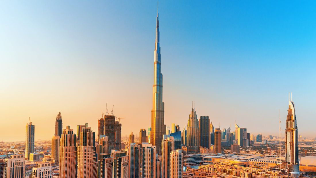 Une femme grimpe à plus de 800 mètres d’altitude au-dessus du Burj Khalifa !